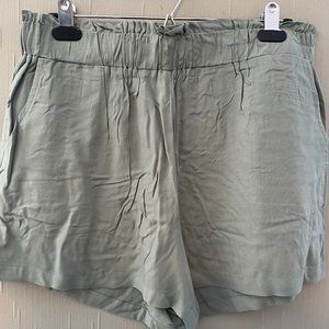 Primark Size 10 flowy linen shorts.  Light and airy!